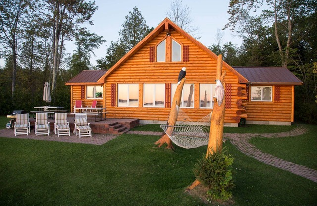 Encanto Lakefront Log Cottage, Con 4 estrellas Mobiliario, 15 min. N de Mighty Mac