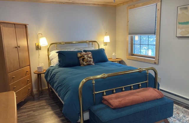 Charming lakefront barndominium 2 bedrooms and WiFi, AC in fabulous Rainbow Lake