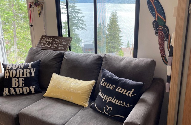 Charming, Lakeside 5th Wheel Trailer over looking the Beautiful Shuswap Lake