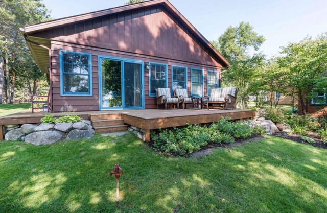 Charming Lakeside Retreat with Great Room & Fireplace - Your Perfect Getaway!