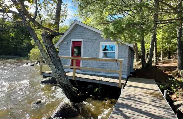 Charming, Lakeside Studio on Toddy Pond with the best sunrise views & water fun