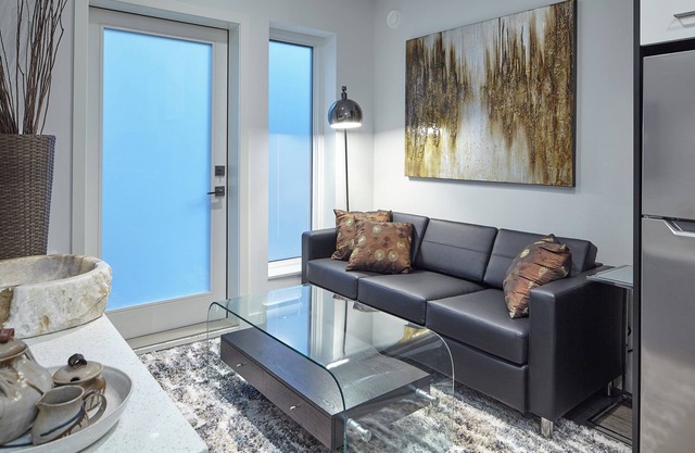 Charming laneway house: 750 square feet, 2 bedroom No cleaning fees.