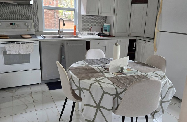 Charming large furnished and equipped condo near metro and 10 min downtown