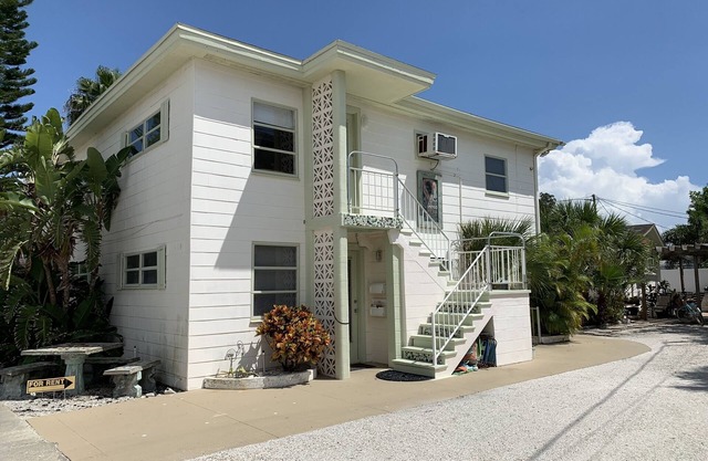 Charming large ‘old Florida’ apt, steps from Pass-A-Grille Beach!