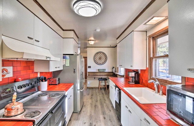 Charming Leadville Retreat w/ Private Hot Tub