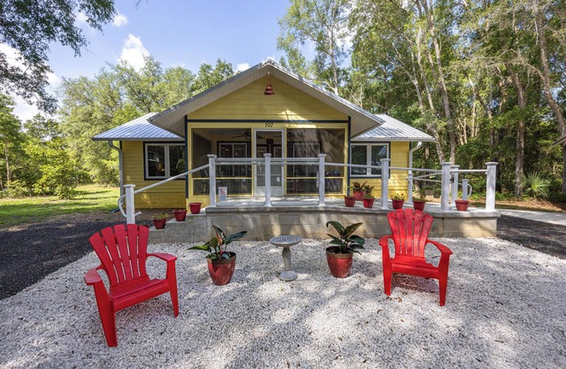 Charming Lily Pad Lakeside 2/2 cottage WiFi, Hottub, Firepit in Historic Melrose