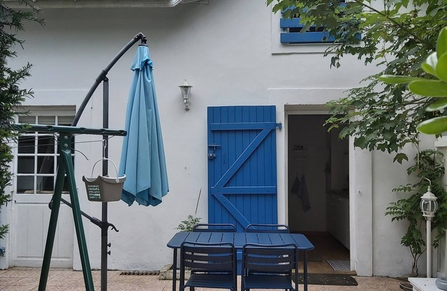 Encantadora casita azul en el corazón de los páramos cerca del océano y el lago de León