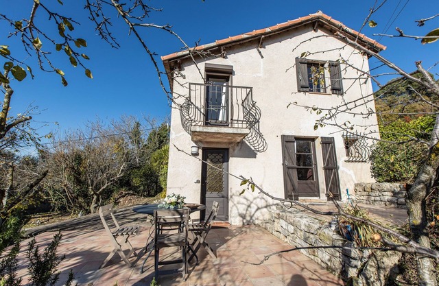 Charming Little Bucolic House 5-min from City