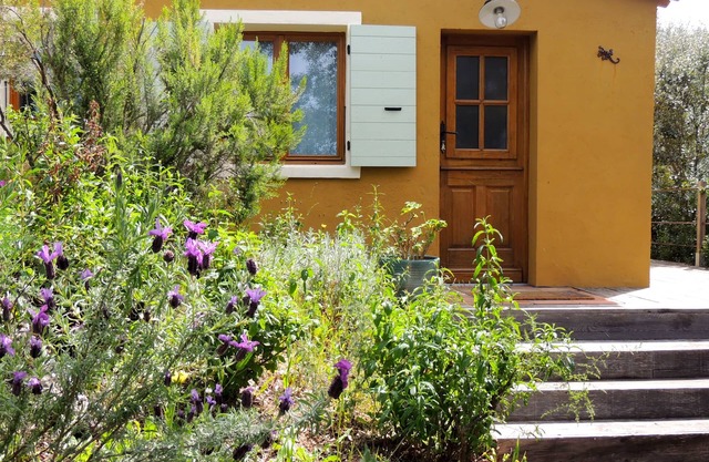 Pequeña casa con encanto, vista al mar y aromas de los maquis.