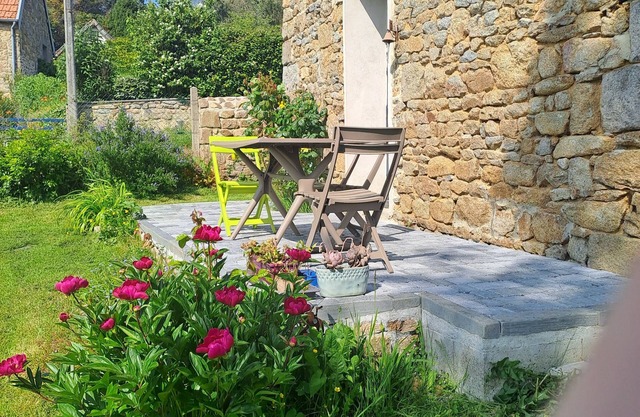 Charming little house in a quiet location a stone's throw from the beaches of Carolles and Jullouvill
