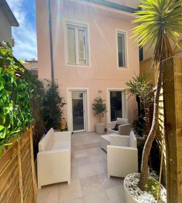 Charming little house with patio close to Monaco