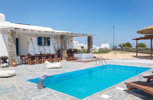 Encantadora villa Elena con piscina privada, jacuzzi y vistas al mar.