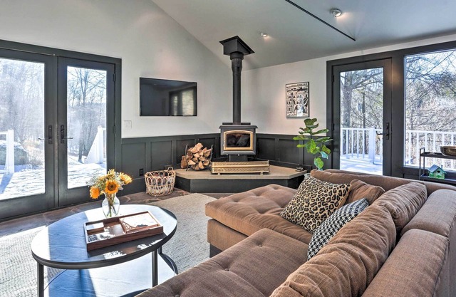 Charming Livingston Manor Cabin w/ Hot Tub!