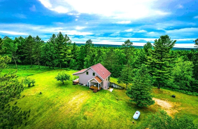 Charming lodge with 3 bedrooms, 2 bathrooms and amenities