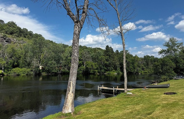 Charming log cabins on Paint River - Pet Friendly!