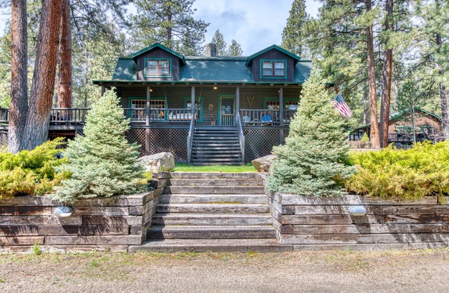Charming Log Cabin close to Lake & Mountain Activities