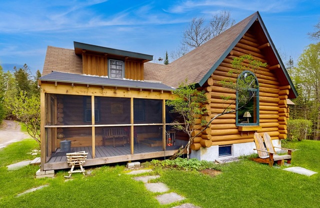 Encantadora cabaña de troncos en 50 acres espaciosos con WiFi gratis y hoguera.