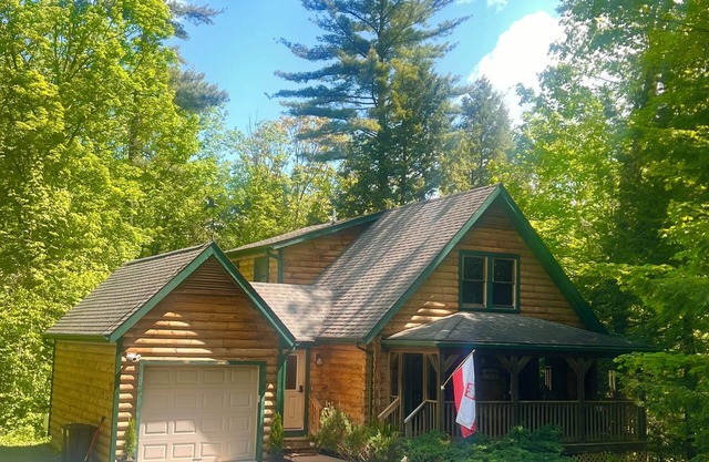 Charming Log Cabin in Lake George