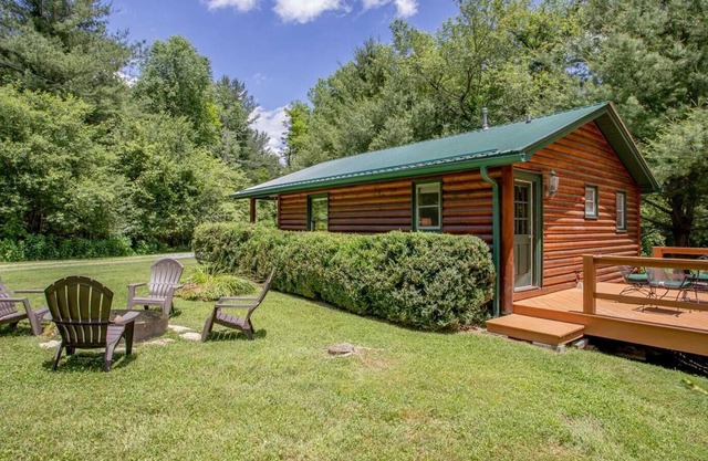 Acogedora 1BR 1BA Cottage en Valle Crucis, bañera de hidromasaje, chimenea, cama Queen, cerca del río Watauga