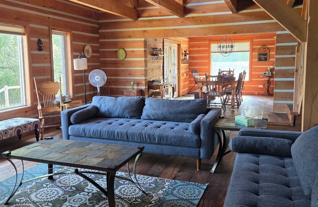 Charming Log Chalet on the Lake