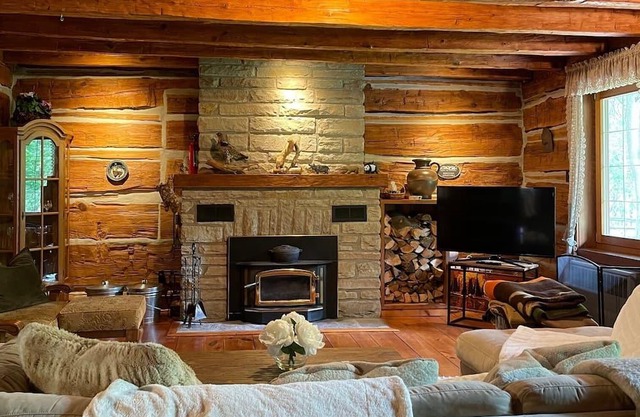Charming Log Home - 25 private acres in Caledon