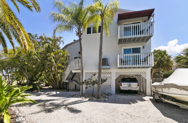 Charming Longboat Village Hideaway–2BR in a Quiet Coastal Neighborhood by RVA