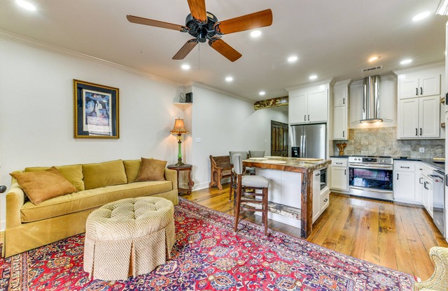 Charming Louisiana Getaway w/ Furnished Balcony!