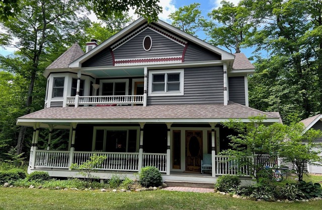 Charming Mackinac Island cottage close to Woods golf course