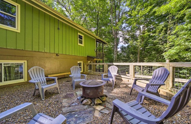 Charming Maggie Valley Getaway with Fire Pit!
