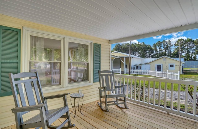 Charming Main House and Cottage with Fuse Ball