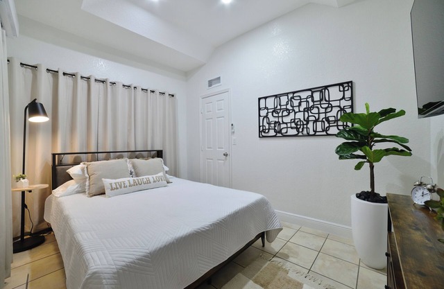 Charming Miami Apt: Kitchen BBQ & Comfy Living L39