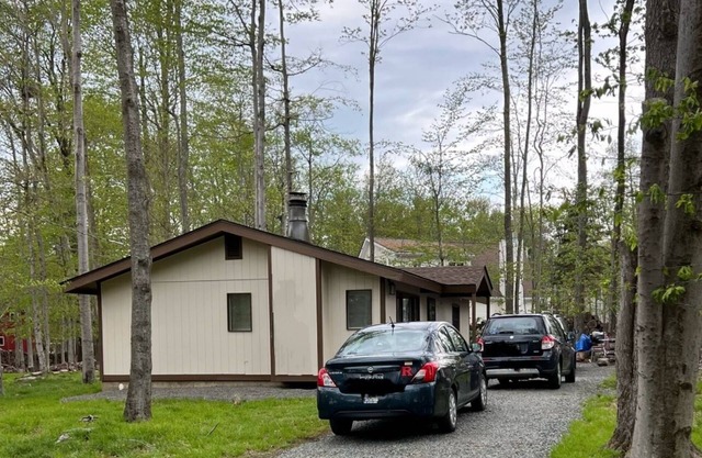 Charming, modern 2-bedroom tiny home/cabin with WiFi, AC in fabulous Tobyhanna