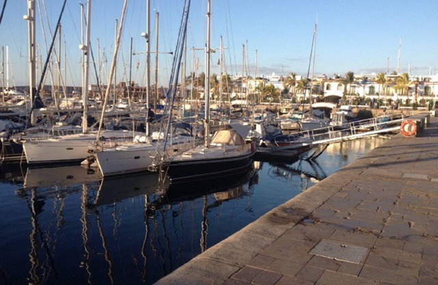 Encantador y moderno apartamento con terraza, directamente en el mar, wifi gratis