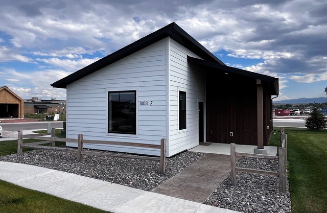Charming Cabin - Minutes from the Mountains!