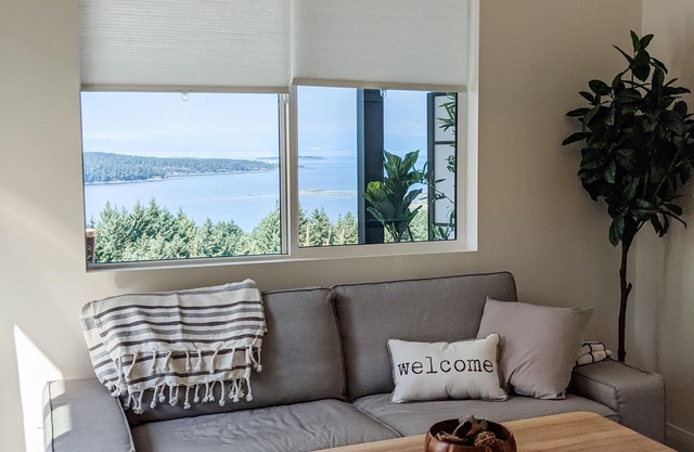 Charming & modern corner suite - lovely ocean views in peaceful Lantzville