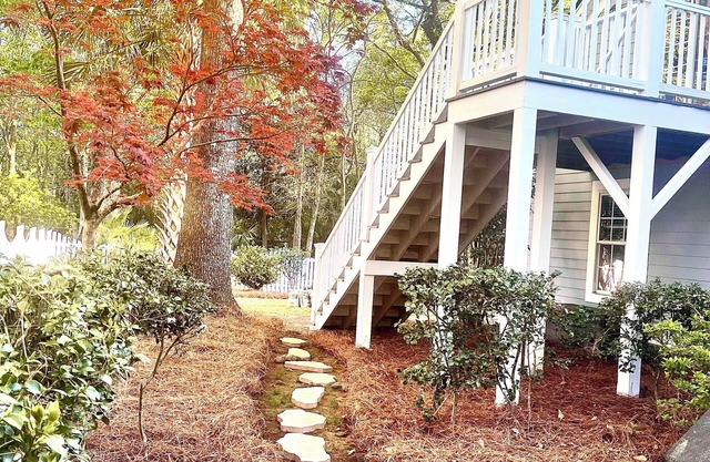 Charming modern studio retreat nestled among trees in beautiful Daniel Island.