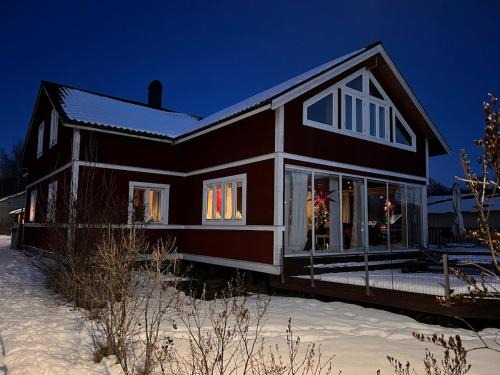 Charming modernt hus med braskamin nära Järvsö