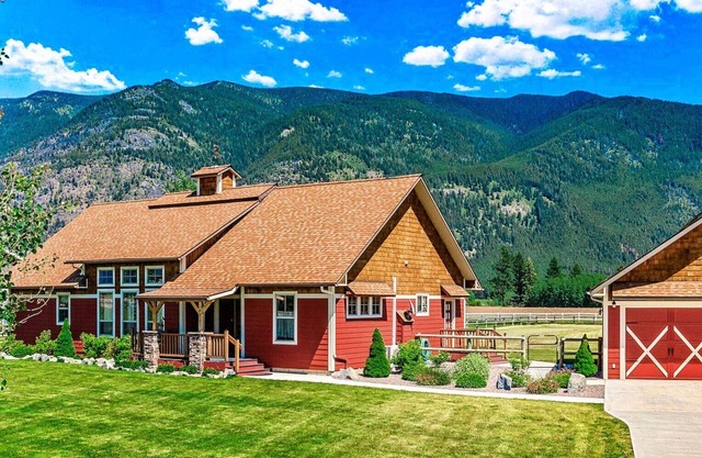 Charming Montana Country Home, Sleeps 7, Hot Tub & Fire Pit w/Mountain Views!