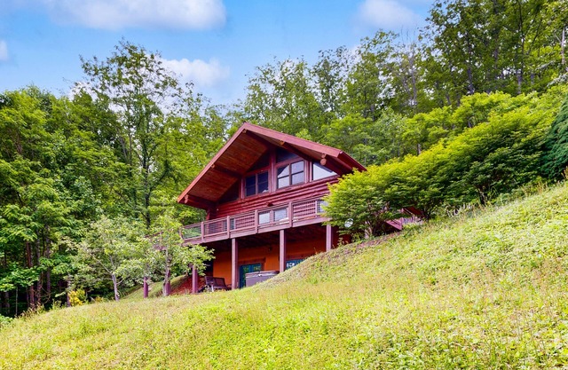 Charming mountain cabin with hot tub, fireplace, and stunning views