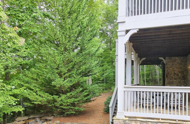 Charming Mountain Home in gated community! Above Lake Burton.