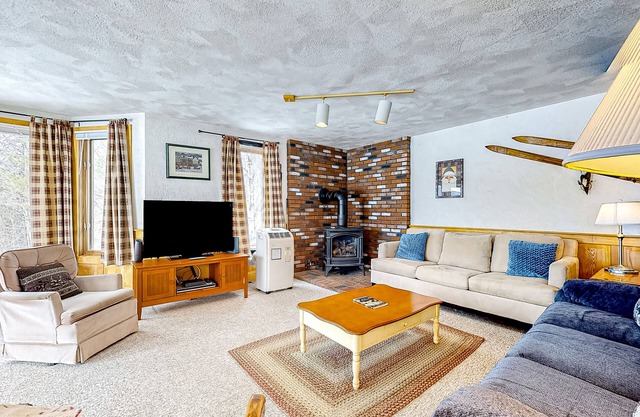 Charming mountainside condo with fireplace, skiing, patio, & washer/dryer