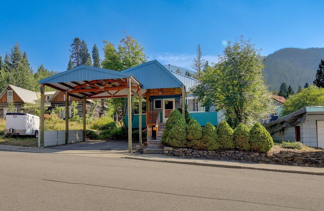 Charming Mullan Home - 6 Mi to Lookout Pass!