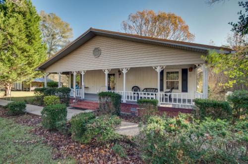 Charming Natchez Cottage with Sunroom!
