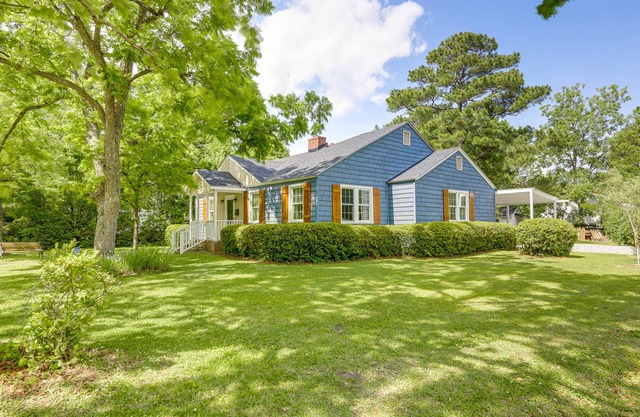 Charming New Bern Cottage w/ Grill & Fire Pit!