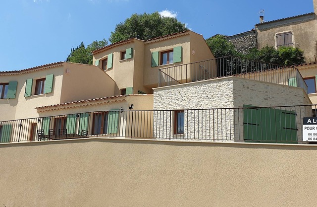 Encantadora casa nueva junto al lago de Esparron