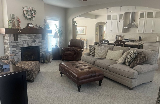 Charming newer 3-bedroom house in Greenville; 2.5 mi from Appleton airport
