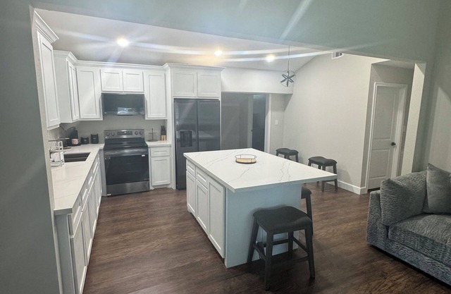 Charming newly remodeled 3-bedroom house by Lake Conroe -family and pet friendly