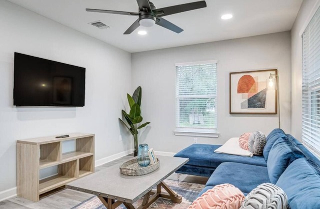 Charming, Newly Renovated 3-bedroom house minutes away from Downtown Brenham