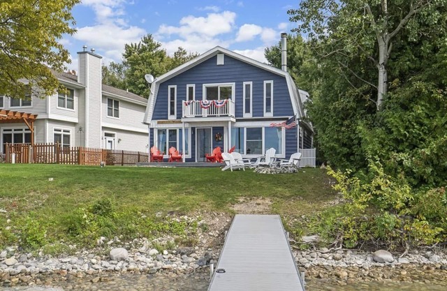 Encantadora casa de 3 dormitorios y 2 baños completos recientemente renovada en Burt Lake