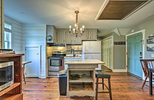Charming Newnan Carriage House on 95 Acres!